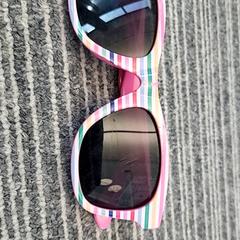 Ulleres de sol, segons ha informat Pathé Delft mitjançant iLost