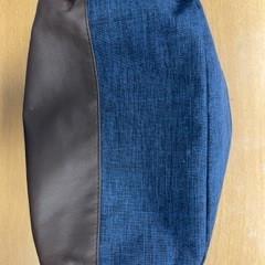 Makeup bag がiLostで Inntel Hotels Amsterdam Centre によって報告されました