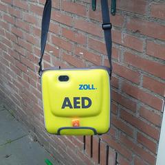 Tas AED DEFIBRILLSTOR, jak bylo nahlášeno na iLost