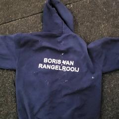 Suéter Boris van Rangelrooij trui, ha sido reportado por Schaatsbaan Rotterdam con iLost
