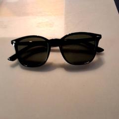 Occhiali da sole, come riportato da IKEA Hénin-Beaumont utilizzando iLost