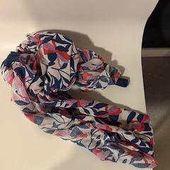 Scarf COLORS, como reportado por Room Mate Bruno utilizando o iLost