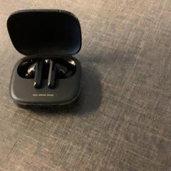 Earphones Black, como reportado por MEININGER Hotel Brussels City Center utilizando o iLost