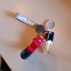Gakoa Nike hanger, rode hanger, gisa salatu by Familiepark Drievliet iLost erabiliz