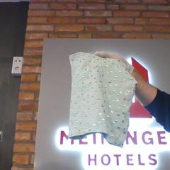 Scarf neck scarf for kids, zoals gemeld door MEININGER Hotel Hamburg City Center met iLost