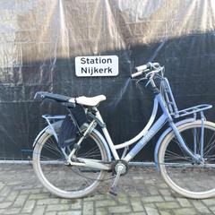 Bizikleta Batavus wit/blauw, gisa salatu by Gemeente Nijkerk iLost erabiliz