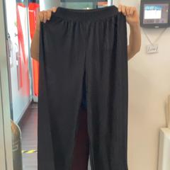 Pantalon Black, a été signalé par MEININGER Hotel Berlin Central Station utilisant iLost