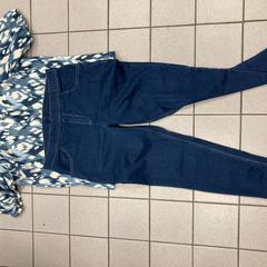 Jeans & Chemisier Blue, a été signalé par Ramada by Wyndham Amsterdam Airport Schiphol utilisant iLost