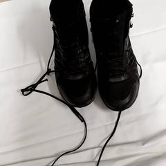 Cipő, amint azt Grand Hotel Amrâth Amsterdam az iLost segítségével jelentette.