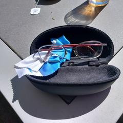 Bril in hoes /koker, amint azt az iLostnak jelentették.