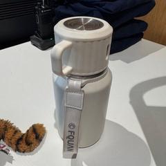 Termosz palack white, amint azt Amsterdam ID Aparthotel az iLost segítségével jelentette.