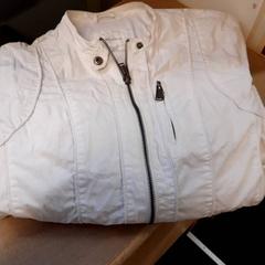 ジャケット Wit nylon がiLostで Connexxion Zeeuws-Vlaanderen によって報告されました