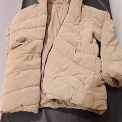 Cazadora mujer color beige claro, como reportado por RÍO Shopping - Valladolid utilizando o iLost