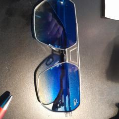 Ulleres blue tint, segons ha informat Leonardo Hotel Amsterdam Rembrandtpark mitjançant iLost