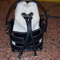 Bolsa Tasje met inhoud, make-up, klein, zwart en wit, ha sido reportado por Pathé Nijmegen con iLost