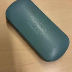 Etui à lunettes avec lunettes, a été signalé par RET utilisant iLost