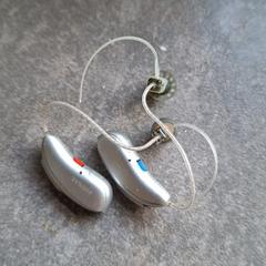 2 gehoorapparaten, jak bylo nahlášeno na iLost