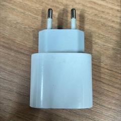 Adapter white apple, zoals gemeld door Vrije Universiteit Brussel (VUB) met iLost