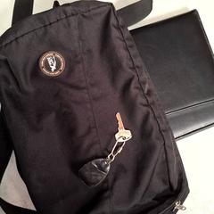 Válltáska, amint azt Qbuzz DMG az iLost segítségével jelentette.