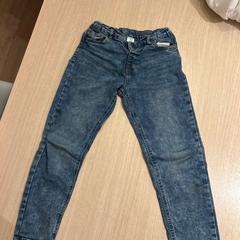 Calças de ganga, como reportado por Amsterdam ID Aparthotel utilizando o iLost