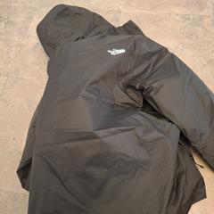 Dzseki The North Face zwart, amint azt Regio West-Vlaanderen az iLost segítségével jelentette.