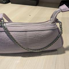 バッグ nepleer roze met ketting がiLostで Gemeente Tiel によって報告されました