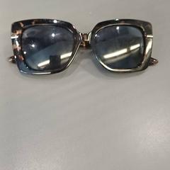 Des lunettes de soleil, a été signalé par Qbuzz GD Groningen HS utilisant iLost