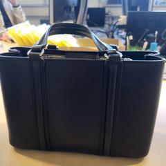 Mala de mão zwart, como reportado por Connexxion Zeeland utilizando o iLost