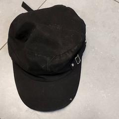 Roupa - Pet zwart, como reportado por Regio Oost-Vlaanderen utilizando o iLost