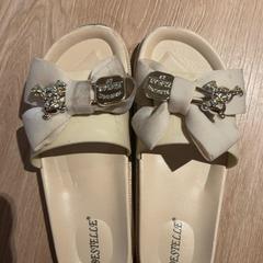 Slippers, zoals gemeld door Van der Valk Hotel Eindhoven - Best met iLost