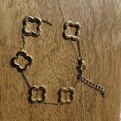 Gouden kinderarmbandje, amint azt az iLostnak jelentették.