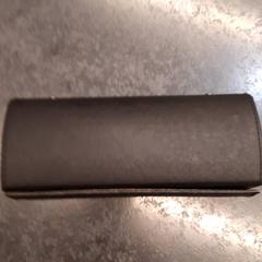 Pouzdro na brýle s brýlemi, jak nahlášeno Rotterdam The Hague Airport pomocí iLost