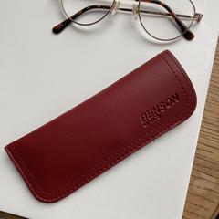 Bril met rood brillenhoesje, iLost'a bildirildiği gibi