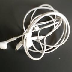 Produktu elektronikoak - Oortjes met draad, gisa salatu by Regio Limburg - Leuven iLost erabiliz