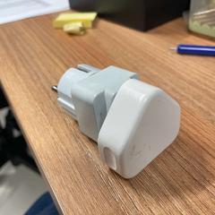 Adapter, amint azt Vrije Universiteit Brussel (VUB) az iLost segítségével jelentette.