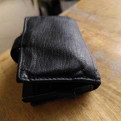 Zwarte portemonnee incl. pasjeshouder, met inhoud, come riportato a iLost