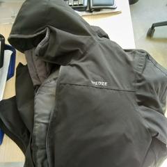 보머 재킷 à capuche noir Wedze, iLost를 사용하여 Keolis Seine Maritime에 보고됨