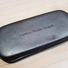 Glasögonfodral med glasögon, rapporterat av Beekse Bergen Resorts en Hotel med iLost