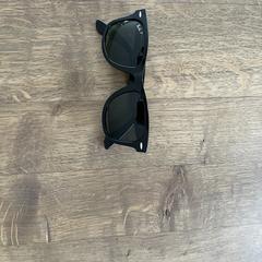 Zwarte Ray-Ban zonnebril, segundo informou a iLost