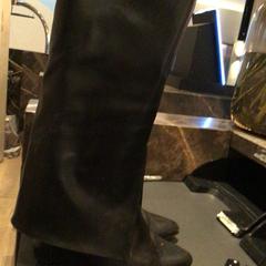 Bottes, a été signalé par Van der Valk Hotel Amsterdam Zuidas utilisant iLost