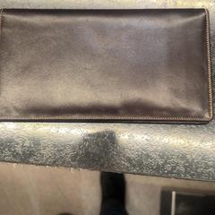 Tarjetero, ha sido reportado por Rotterdam The Hague Airport con iLost