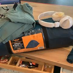 Tent Blue the Rent and white the headphones, come riportato da MEININGER Hotel Köln West utilizzando iLost