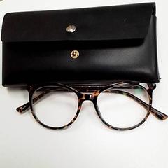 Estuche para lentes con lentes, segundo informou ilévia usando iLost