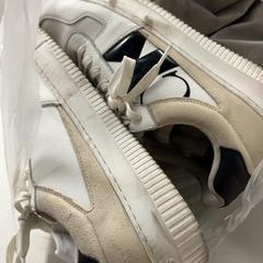 Cipő, amint azt Silver Sands Beach az iLost segítségével jelentette.