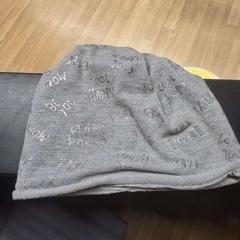 Chapéu šedá, como reportado por IKEA Brno utilizando o iLost