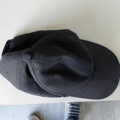 Kleding - Pet en bril, ha sido reportado por Centraal magazijn con iLost