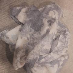 Šátek, jak nahlášeno Internationaal Theater Amsterdam pomocí iLost