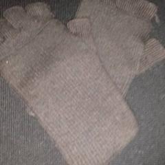 Gloves, as reported by TivoliVredenburg using iLost