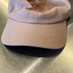 Gorra de beisbol Pink, segons ha informat MEININGER Hotel Leipzig Hauptbahnhof mitjançant iLost