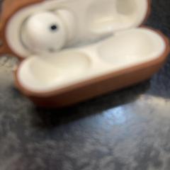 Enchufe de oído, ha sido reportado por Rotterdam The Hague Airport con iLost